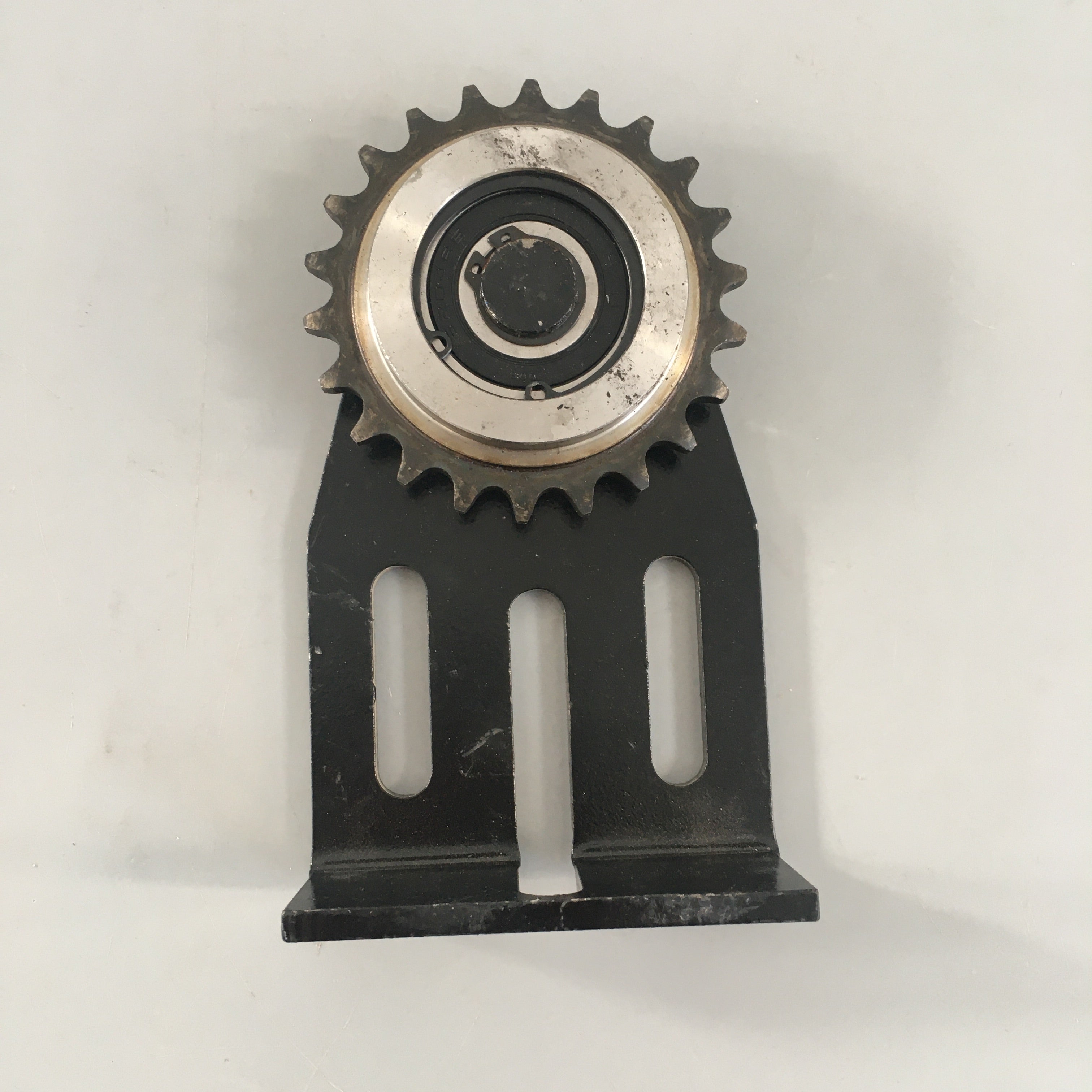 Escalator Gear Roller With Bracket Single Row 22 Teeth Gear Diameter 65mm Bearing 6204RS Escalator Spare Parts