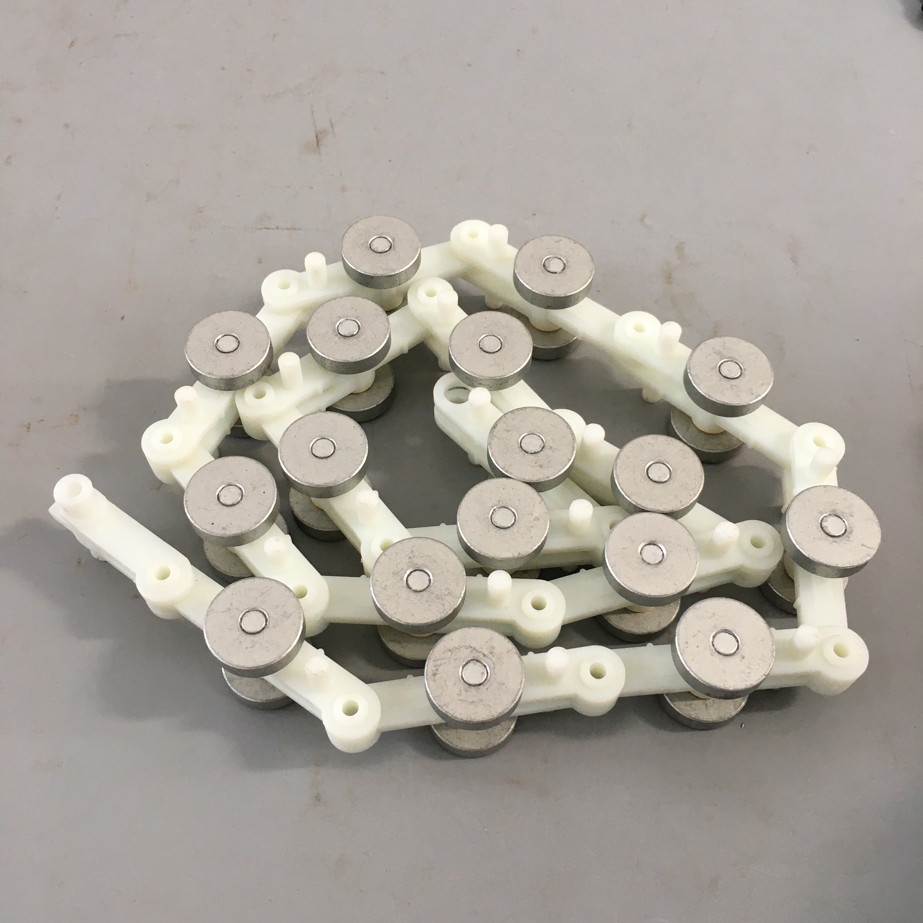 XAA332DS3/4 17pairs Escalator Handrail Newel Chain 247mm Escalator Spare Parts
